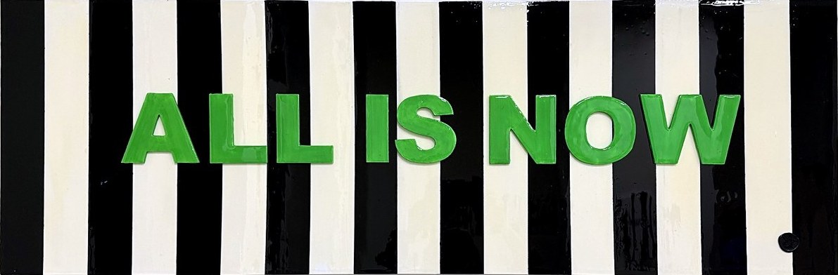 Brilliantly Unbound No. 4, ALL IS NOW in Grün auf schwarz-weiß gestreiftem Grund