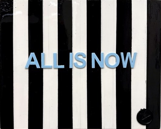 Fiercely Free No. 2, ALL IS NOW in Hellblau auf schwarz-weiß gestreiftem Grund
