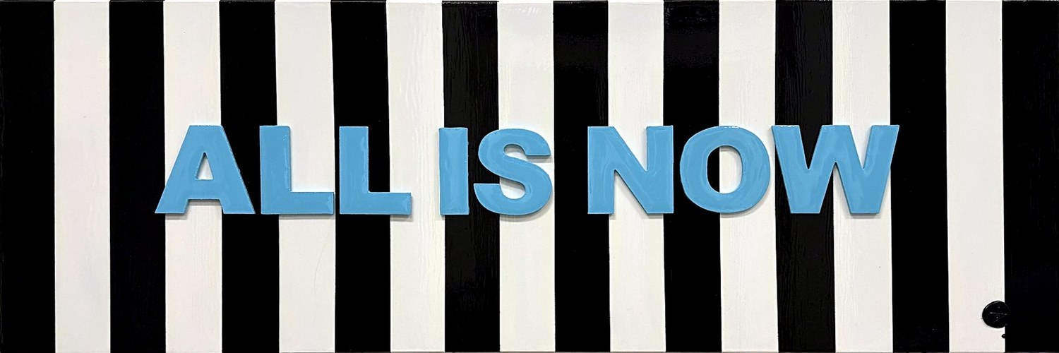Fiercely Free No. 3, ALL IS NOW in Hellblau auf schwarz-weiß gestreiftem Grund