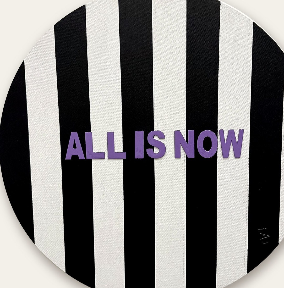 Radically Glamorous No. 1, ALL IS NOW in Lila auf schwarz-weiß gestreiftem Grund