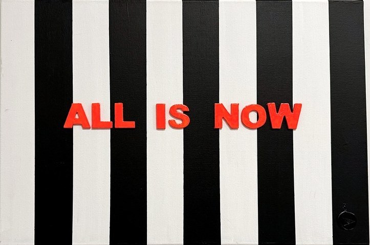 Strikingly Bold No. 1, ALL IS NOW in Orange auf schwarz-weiß gestreiftem Grund