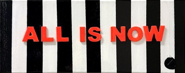 Strikingly Bold No. 2, ALL IS NOW in Orange auf schwarz-weiß gestreiftem Grund