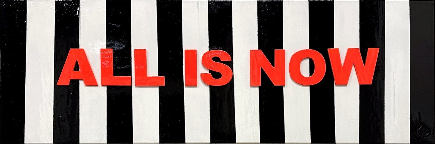 Strikingly Bold No. 3, ALL IS NOW in Orange auf schwarz-weiß gestreiftem Grund