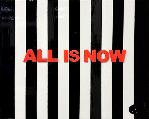Strikingly Bold No. 4, ALL IS NOW in Orange auf schwarz-weiß gestreiftem Grund